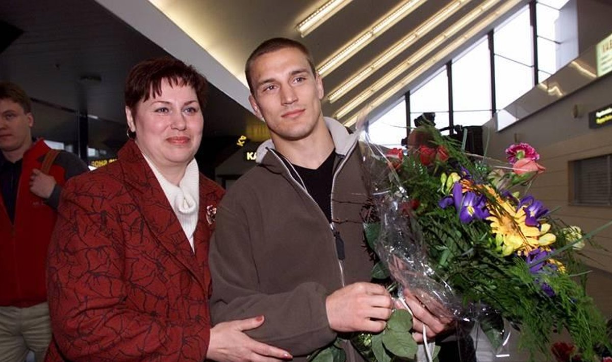Aleksei Budõlinit tervitati koju naastes lillede ja sülelustega.
