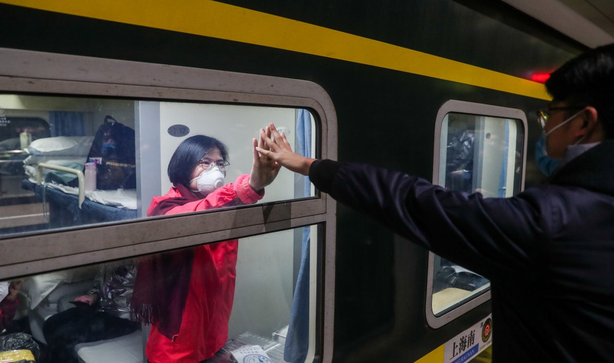 Shanghais töötav haiglaõde jätab abikaasaga läbi rongiakna hüvasti, et koos kolleegidega Wuhanisse sõita ja koroonaviirusega võidelda. (Foto: ZUMA Press)