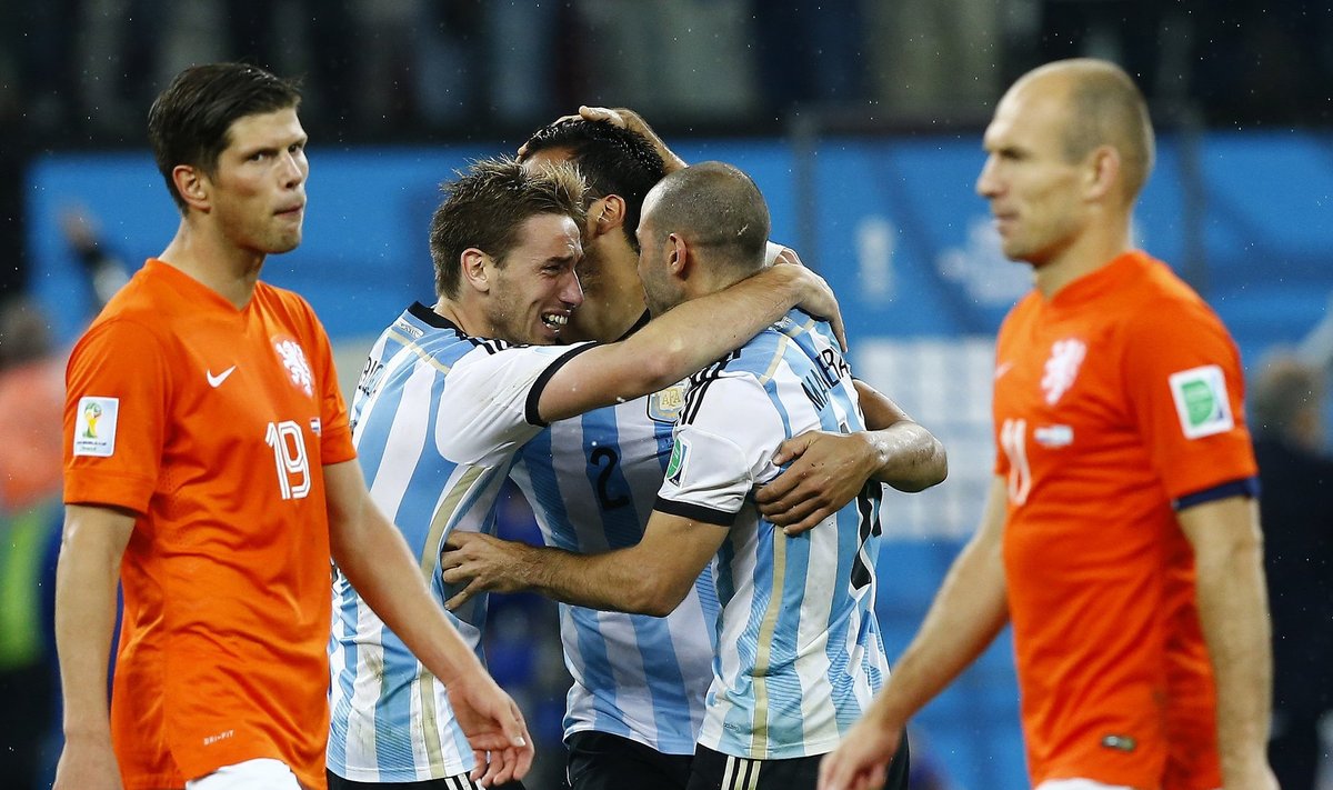 Argentiinlased rõõmustavad, kuid Arjen Robben (paremal) ja Klaas-Jan Huntelaar võivad kurbusest hoolimata platsilt auga lahkuda.