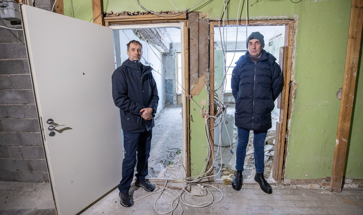 Mikk Sepp (vasakul) ja Joosep Kukebal peavad võitlust suure kindlustusfirma vastu, sest muidu jääb pea 70 peret kodutuks. 