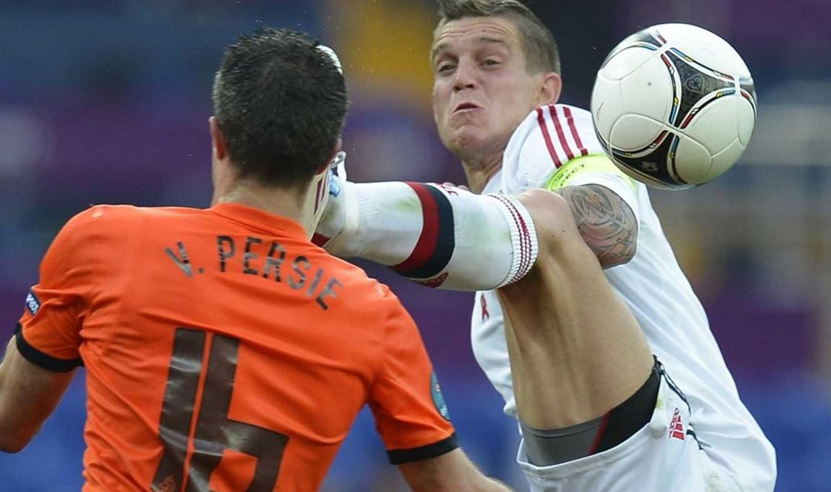 Hollandi staarid, kaasa arvatud Robin van Persie (vasakul), pidid laupäeval tunnistama, et nii Daniel Aggeri kui ka teiste taanlaste hoog oli suurem. Foto: AFP/Scanpix