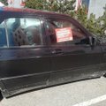 ФОТО: В Нымме сторонники Вакра по ошибке пометили "нормальный" BMW наклейкой "драндулет"