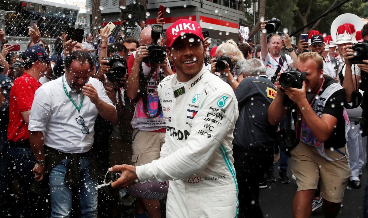 Lewis Hamilton pritsib Monacos võidušampanjat