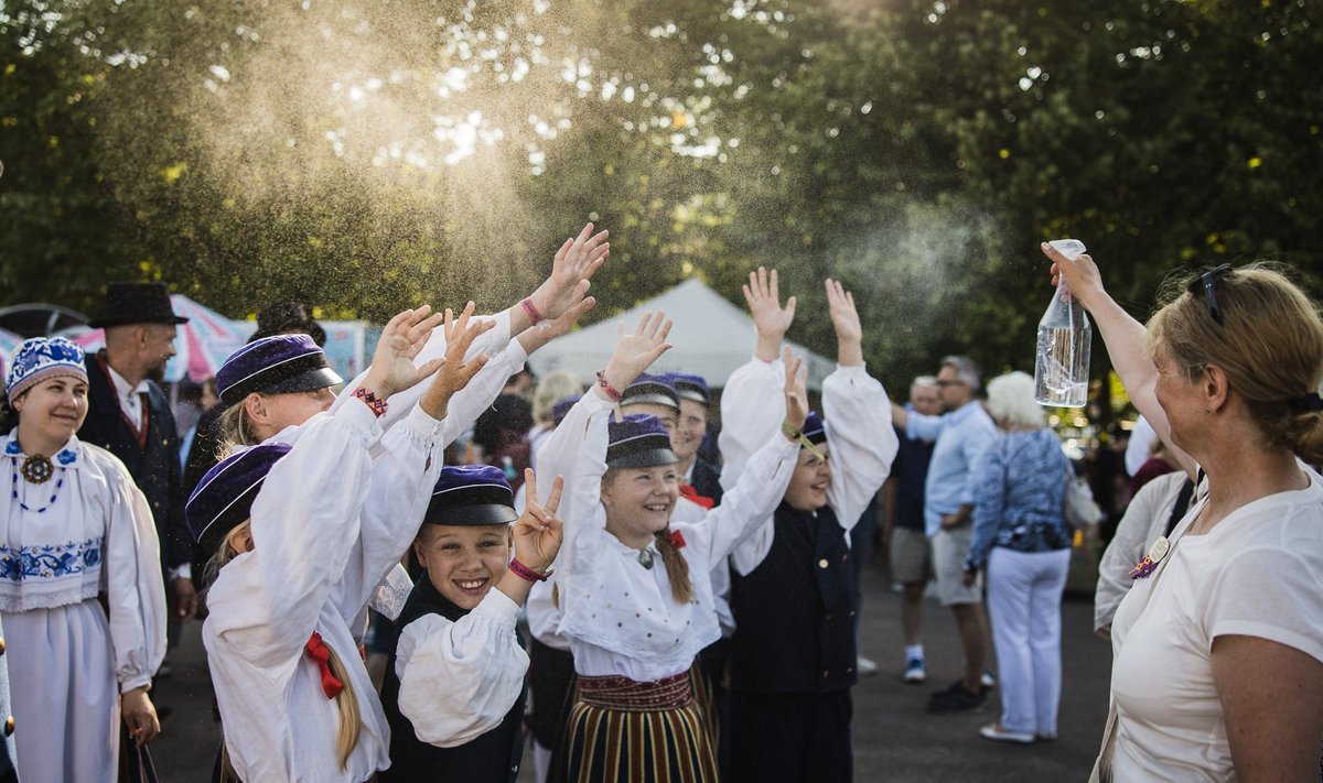 Kui veel eile tuli tantsijatel jahutuseks appi võtta veepudel, siis täna kostitab neid vihmaga ilmataat.