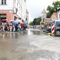 DELFI FOTOD ja VIDEO: Tallinnas hakkas jälle kõvasti vihma sadama, vanalinnas tekkis väike uputus