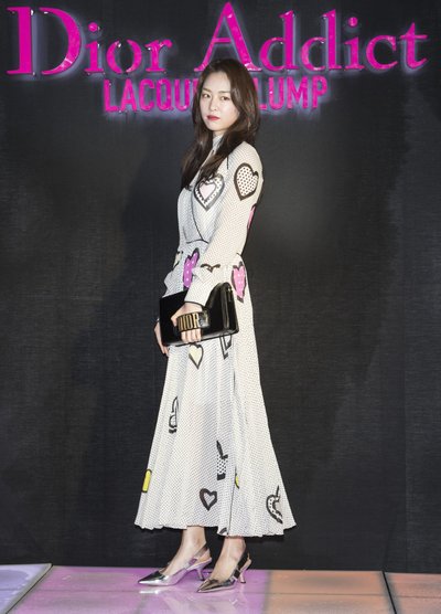 Need on selle kevadsuve populaarseimad kingad. Põhja-Korea näitlejanna Lee Yeon-hee kannab sling- back-kingi, mis on sel aastal meeletult moes. Pöörake tähelepanu madalale ja peenele kontsale.