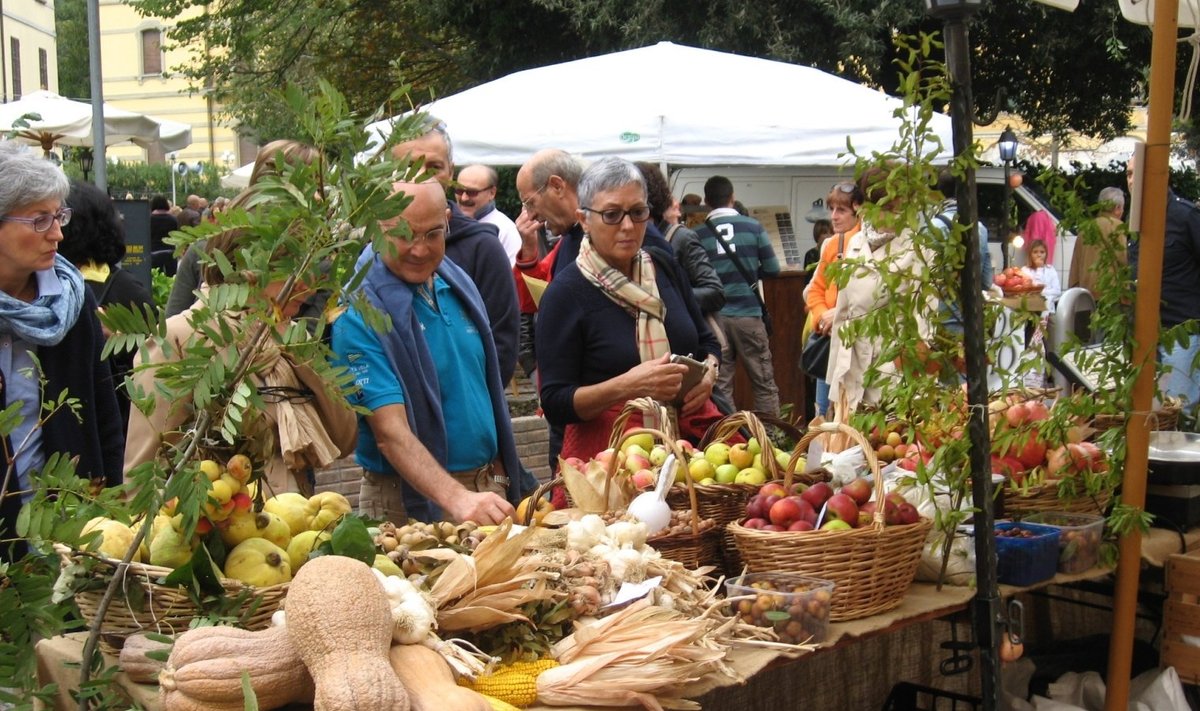 Romagna küngastel asuv keskaegne Casola Valsenio "Unustatud viljade ja taimede festival".