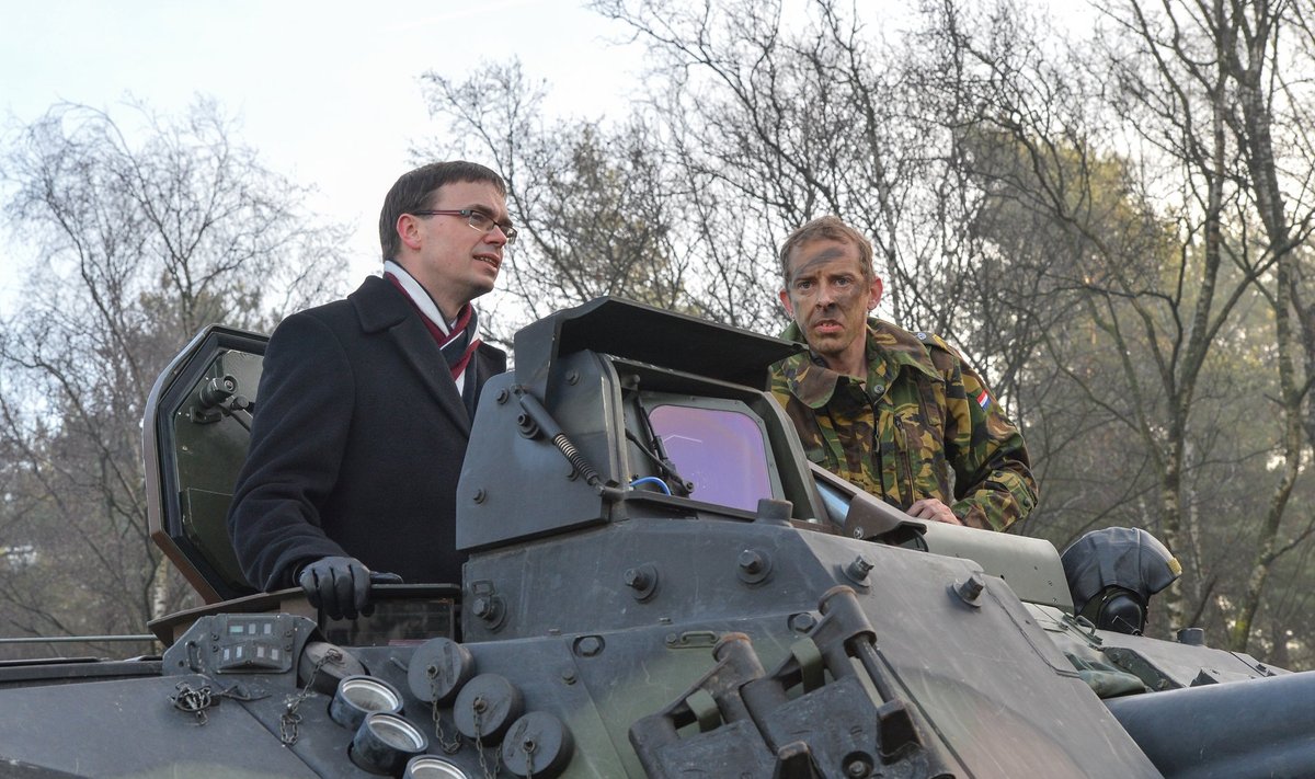CV9035-ga sõitmise tunnet sai Hollandis kogeda ka kaitseminister Sven Mikser.