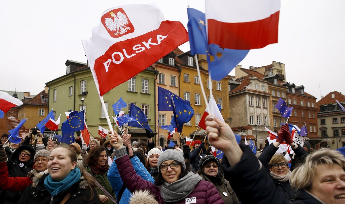 Uue valitsuse tegevust võib tõlgendada demokraatiavastase rünnakuna ja inimestele läheb Poolas demokraatia kaitsmine väga korda.