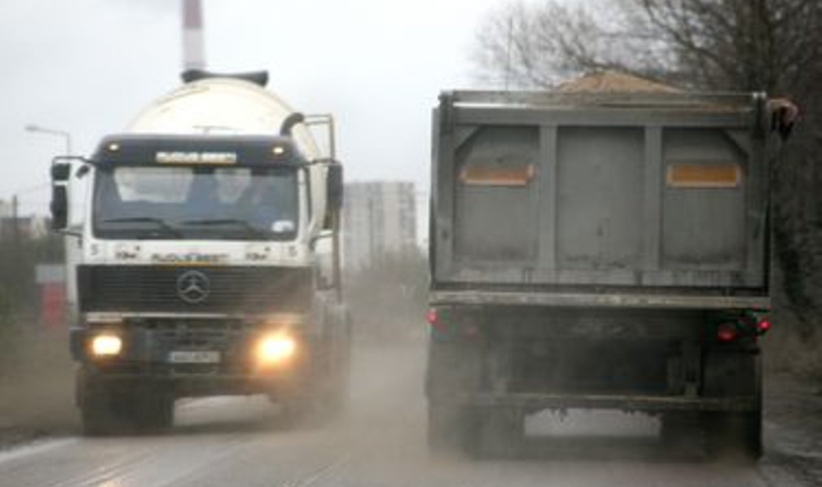 Армия водителей грузовиков везет на улицы пыль - Delfi RUS