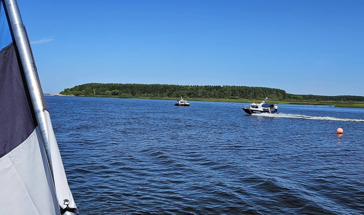 Poid Narva jõel, taustal Venemaa piirivalve.