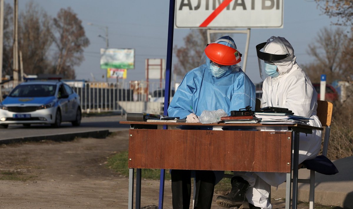 Kasahhi ametnikud märtsi lõpus Almatõ sissesõidu kontrollpunktis