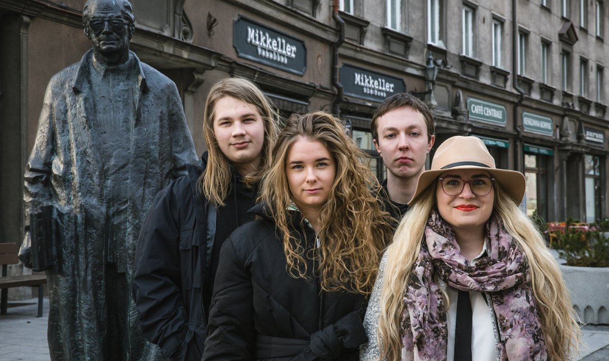 NOORED POEEDID: Nad kõik armastavad küll kirjandust, kuid päris kõiges – ka kodanikupalka puudutavas – nad ühel arvamusel ei ole. Vasakult: Richard Jerbach, Romiina Kalle, Reijo Roos, Maiken Tiits.