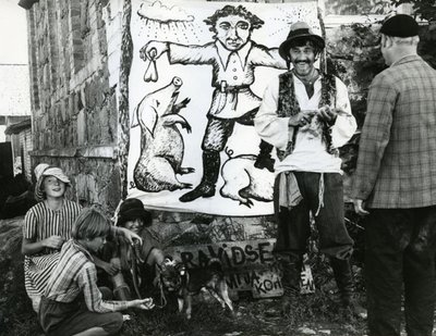 VAPUSTAV MUSTLASPOISS: Väike Jaan Brezovski (musta mütsiga, all vasakul) "Tätoveeringu" võtetel 1977. aastal.