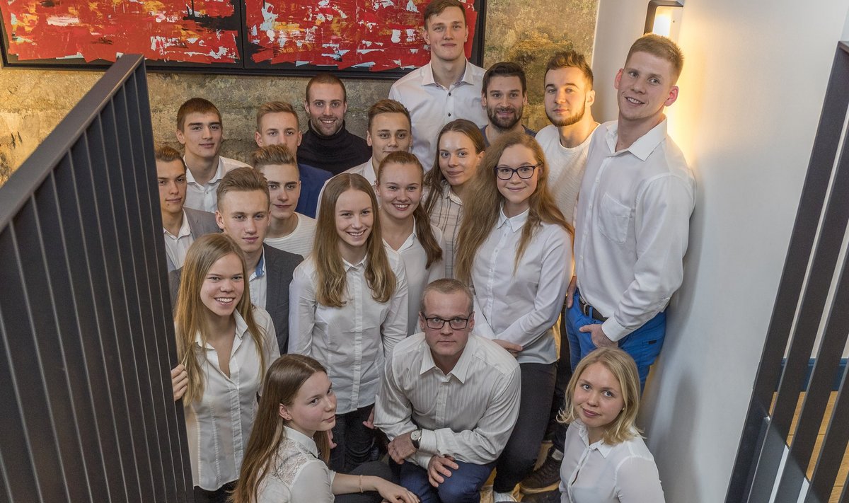 Eesti ujumiskoondislased ja ees keskel nende uus peatreener Janno Jürgenson