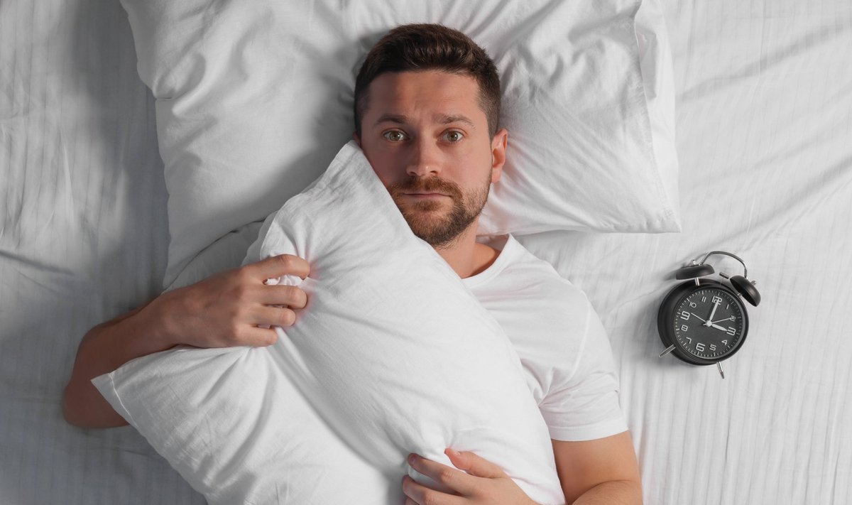 Katkendliku une ja öise ärkamise taga on sageli elustiilist tingitud tegurid ja harjumused, mida on võimalik omal käel parandada. 