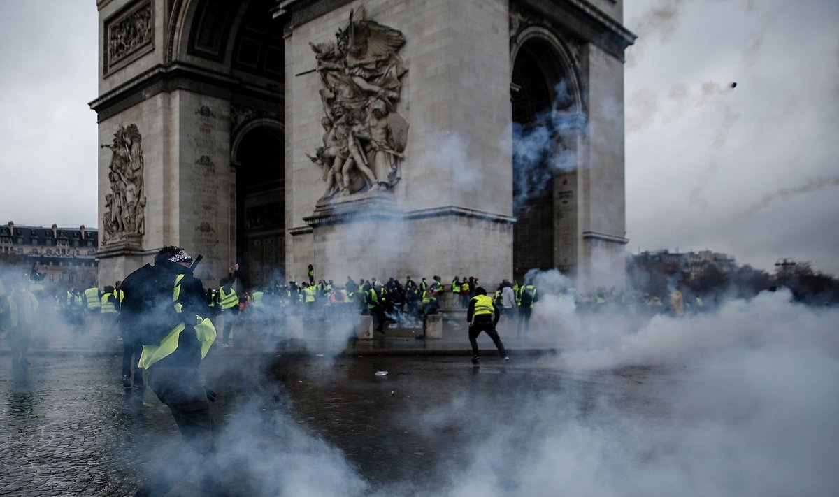 Pariisi kollaste vestide protest.
