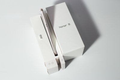 Honor 8 puhul jättis hea mulje stiilne karp, kus on sahtlid ja kus telefon seisab küljel püsti nagu sööjat ootav sepikuviil röstris.