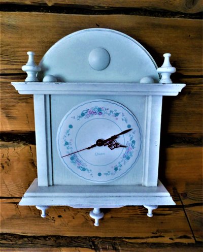 Pildil oleva kella numbrilauana on kasutatud papptaldrikut, mis on romantilise mustriga kaunistatud.
