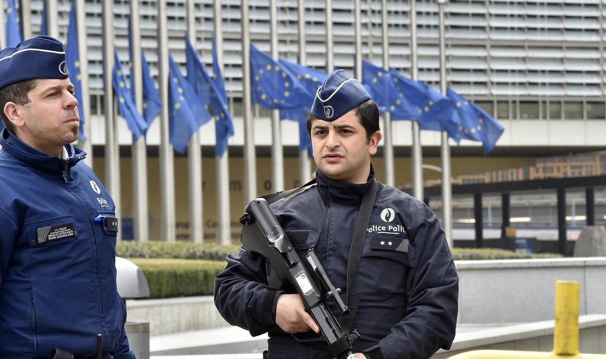 Politseinikud Euroopa Komisjoni hoone juures Brüsselis pärast pommiplahvatust lähedalasuvas metroopeatuses