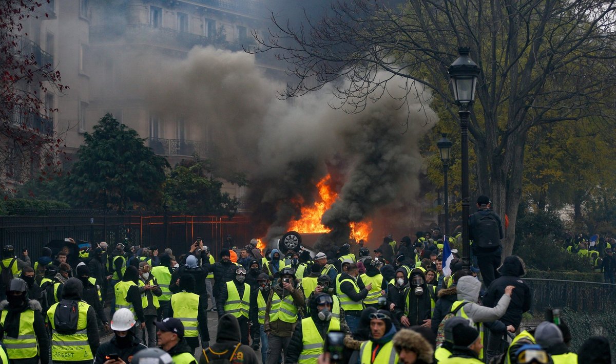 Pariisi kollaste vestide protest