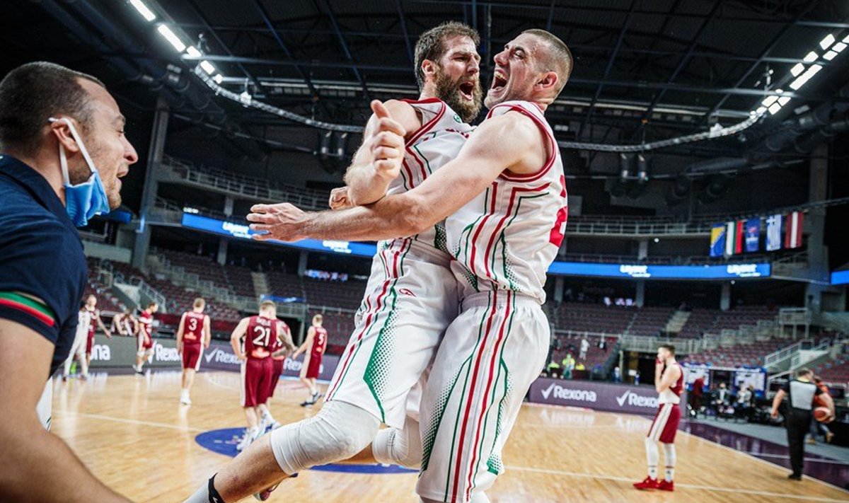Bulgaaria mängijate Chavdar Kostovi ja Pavlin Ivanovi rõõmutants.