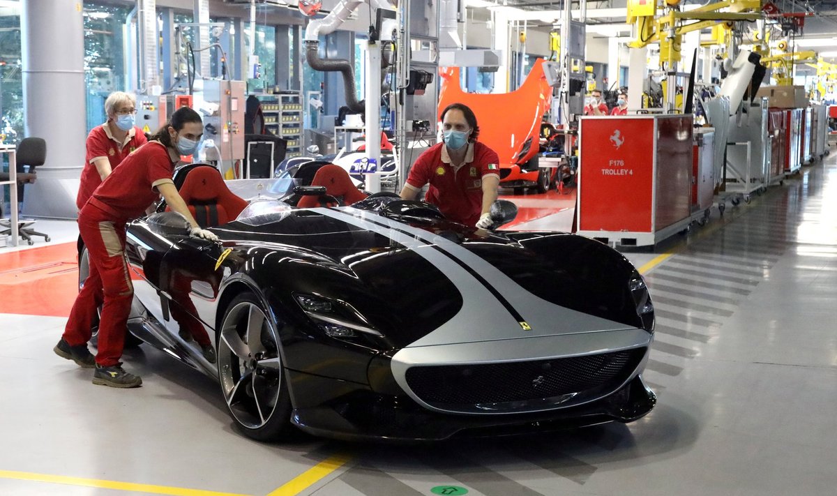 Ferrari töötajad tehases. 