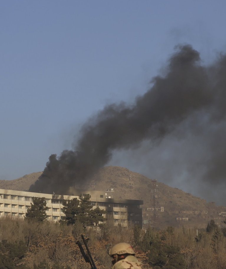 TERRORIRÜNNAK 20. JAANUARIL 2018: Inter-continentali hotellist Kabulis tõuseb pommiplahvatuse järel paksu suitsu.