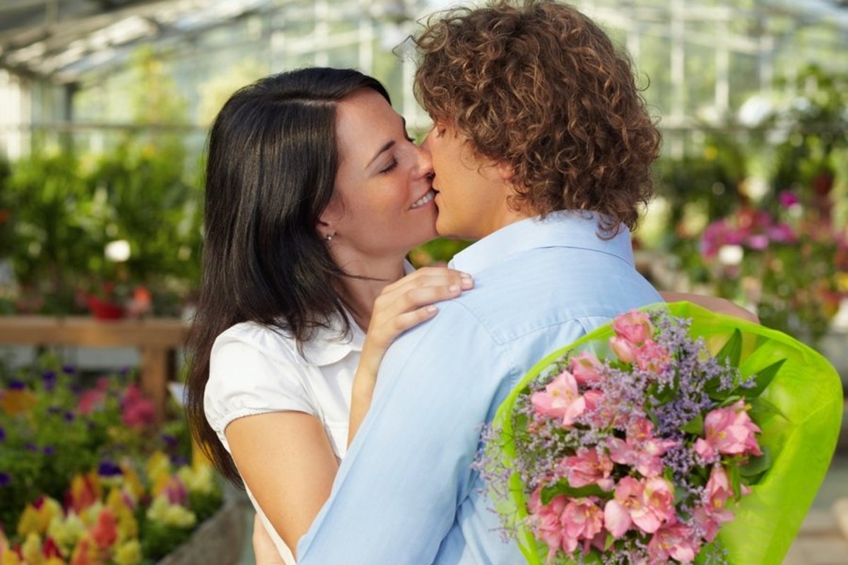 К чему снится мужчина обнимает и целует. Мужчина дарит цветы женщине. Парень дарит девушке цветы. Юноша дарит цветы. Цветочный поцелуй.