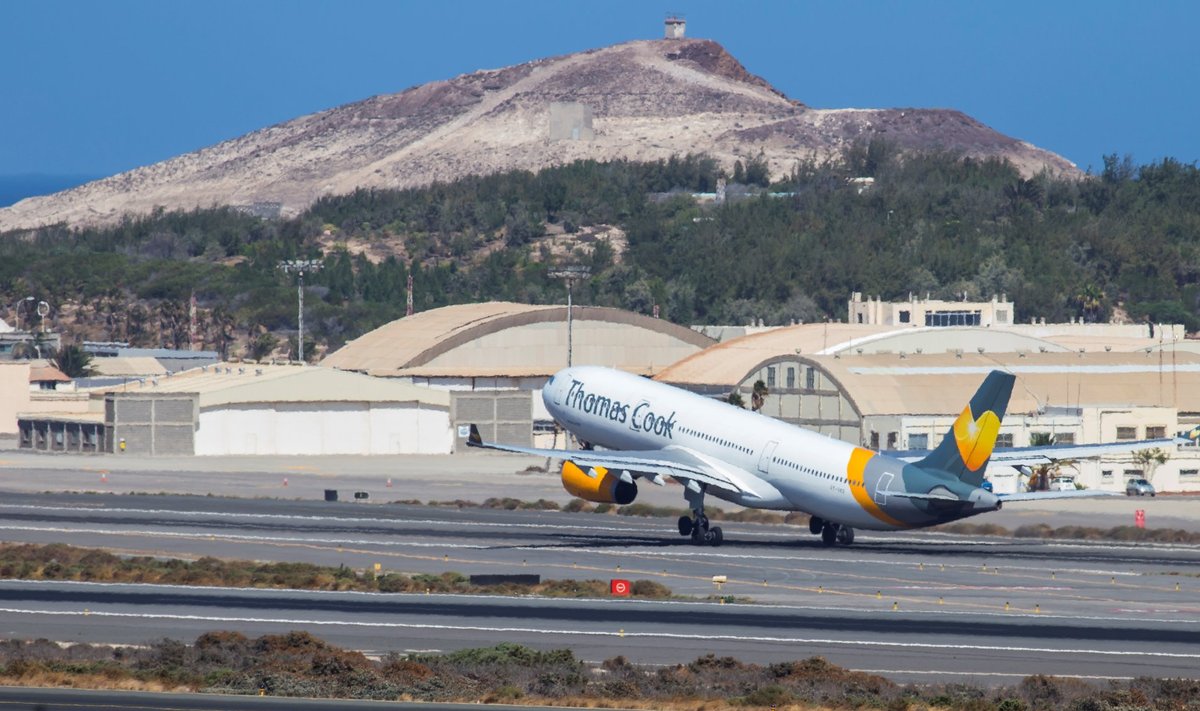 Thomas Cooki lennuk Kanaari saartel Las Palmase lennuväljal.