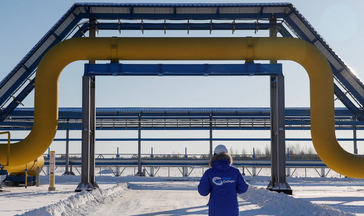 Gazpromi töötaja Siberis asuva maagaasi kompressorjaama juures