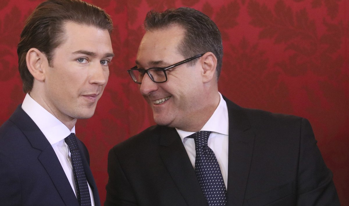 Austria kantsler Sebastian Kurz (vasakul) ja parempopulistide juht Heinz-Christian Strache 2017. lõpus ametisse astumise tseremoonial. Siiani pole aru saada, kas kontrollifriigist Kurzi häirib võimukaaslaste kohta pidevate selgituste jagamine.