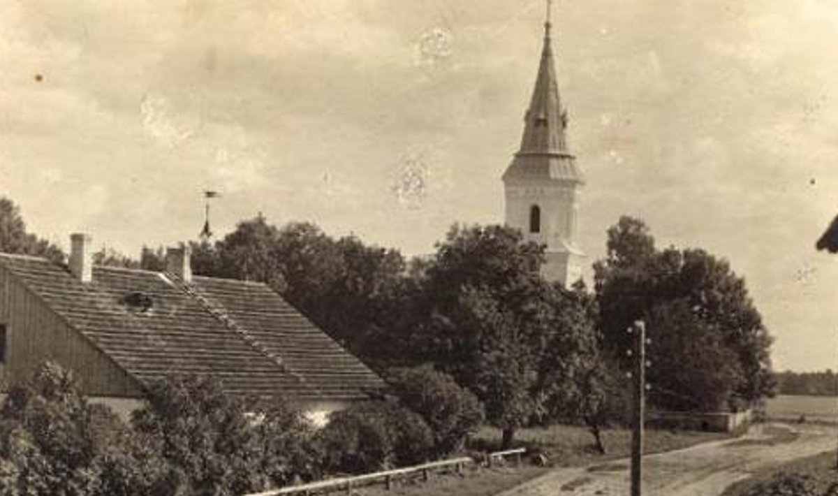Hageri kirik 1931. aastal. Esiplaanil Hageri köstrimaja, kus 1907. aastal asutati Hageri hariduse- ja kooliselts. Arhiivifoto