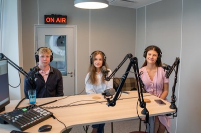 Jagavad kogemusi. Vasakult Jonathan, Aili ja Eveliis