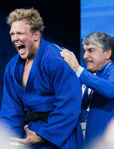 Judoka Klen Kristofer Kaljulaidi treener Vladimir Stepanjan kütab enne esimest matši maadlejal kere kuumaks. 