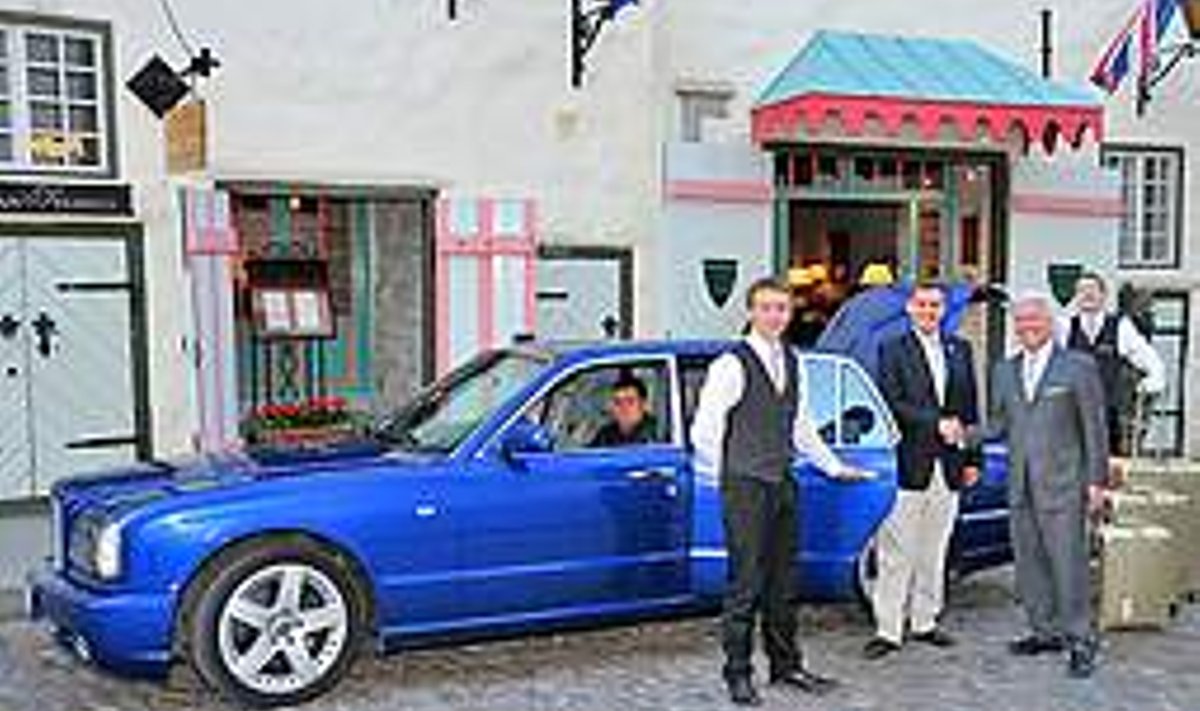 KUUENDA TÄRNI SAABUMINE: Hotell Schlössle juhataja Kay Peter Bischoff (paremal) kätleb raha eest hotelle hindava Thorsten Buehrmanniga.