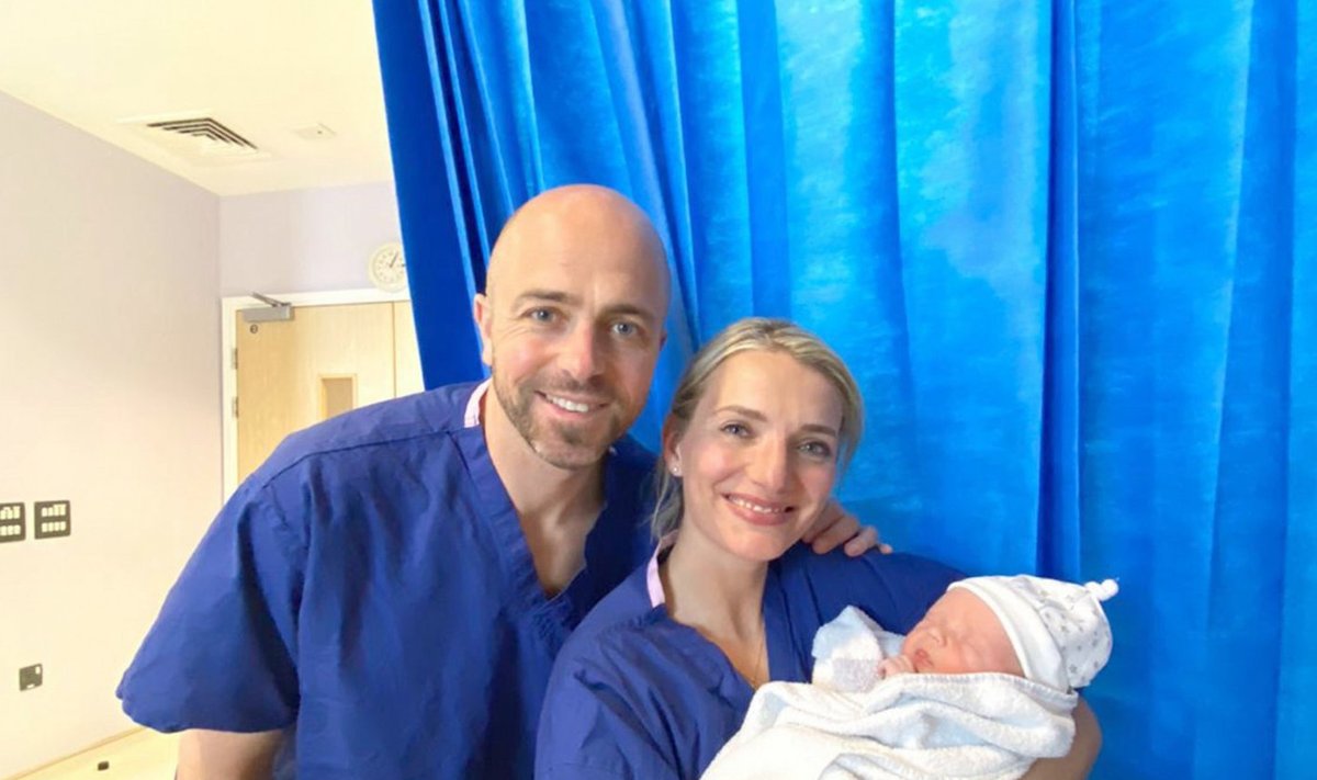 Джек и Софи мит с новорожденным сыном, которого родила им их подруга