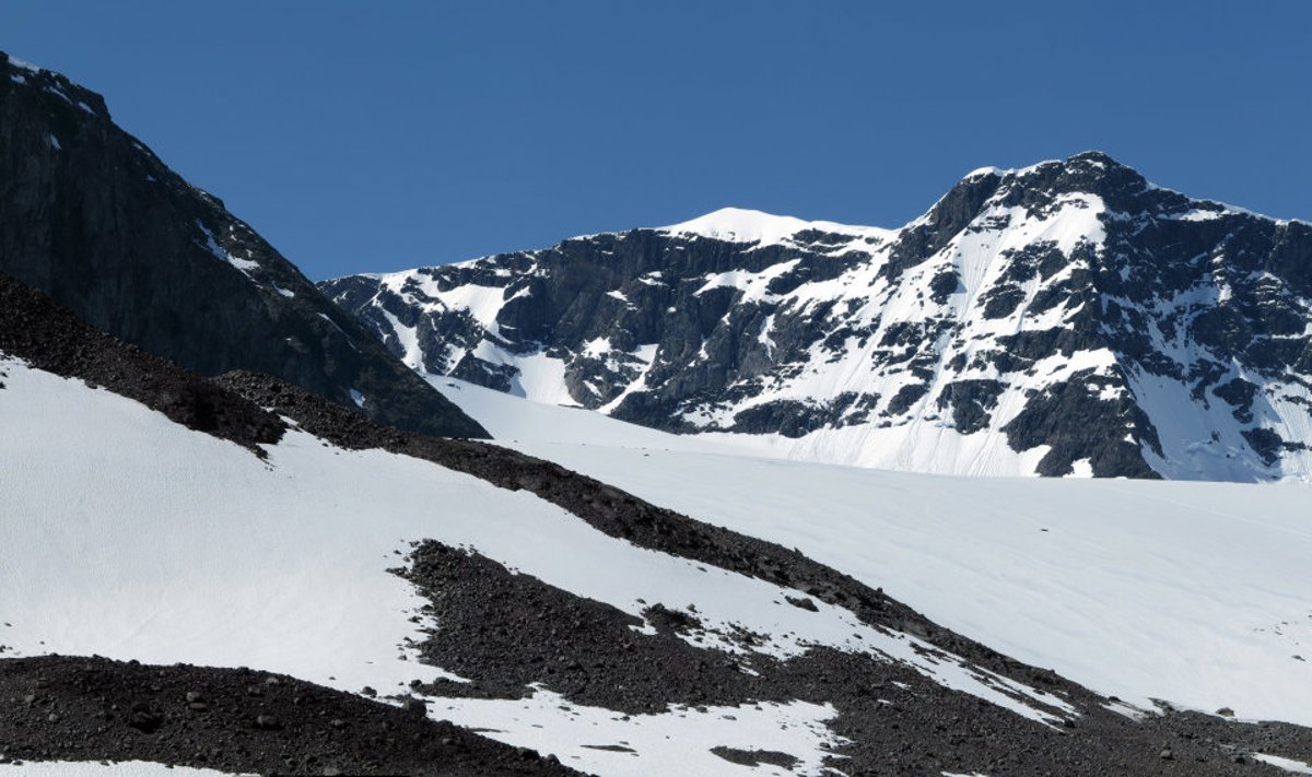 Kebnekaise - vasakul on näha jääga kaetud lõunatipp, paremal aga kaljune põhjatipp