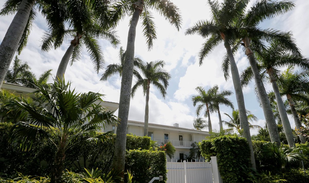 Vaade Jeffrey Epsteini Palm Beachi villale, kus olid töötajate sõnul igal pool massaažilauad. Märksõna „massaaž” tähendas selles majas seksi.