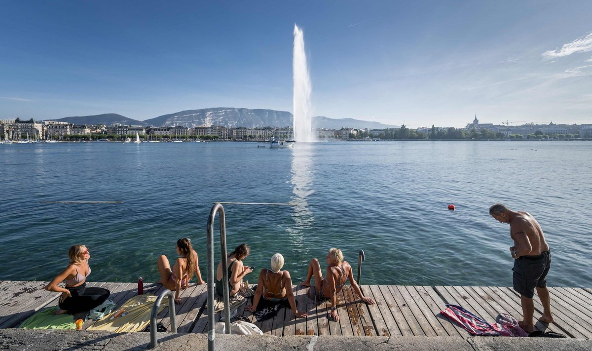 NII KUUM ON TUNNE: Oktoobrikuised päevitajad Genfi järve rannal.