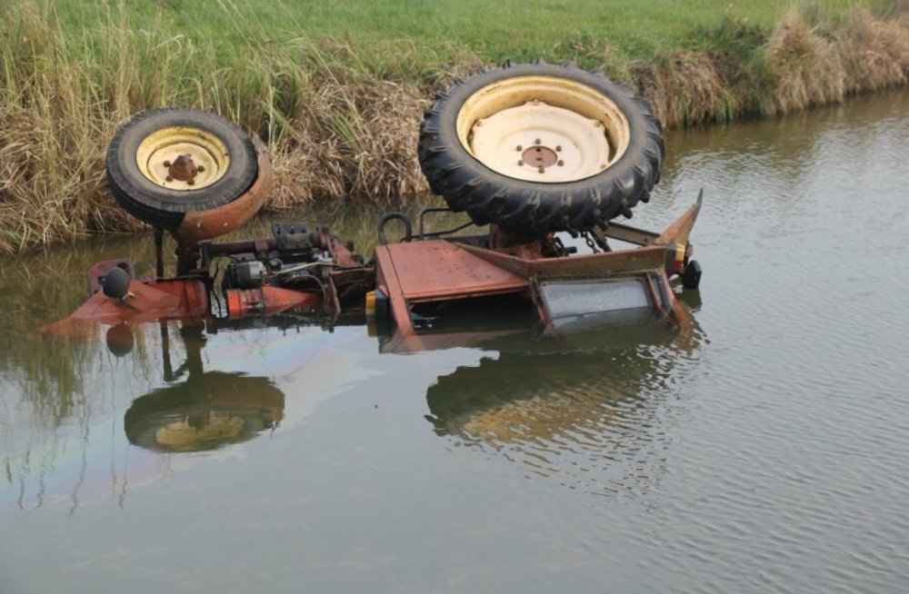 Трактор утонул. Утопленные трактора. Утопили трактор. Тракторный пруд.