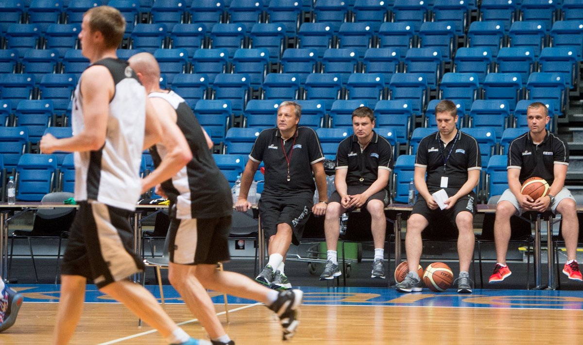 Tiit Sokk, Alar Varrak, Keio Kuhi ja Rait Käbin jälgivad korvpallikoondise treeningut.