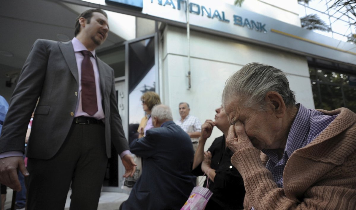 Kreeka pangakontori juht seletab nutvale pensionärile panga kasutamise piiranguid