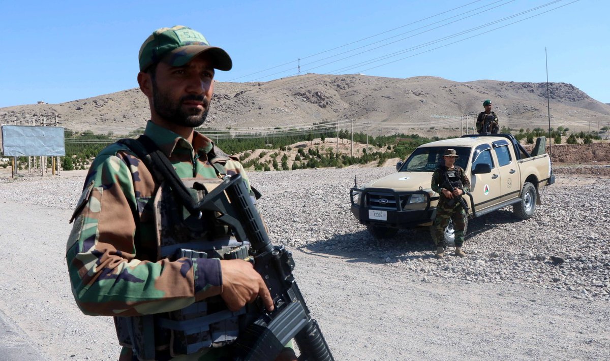 Afganistani sõdurid teeäärses Herati kontrollpunktis.