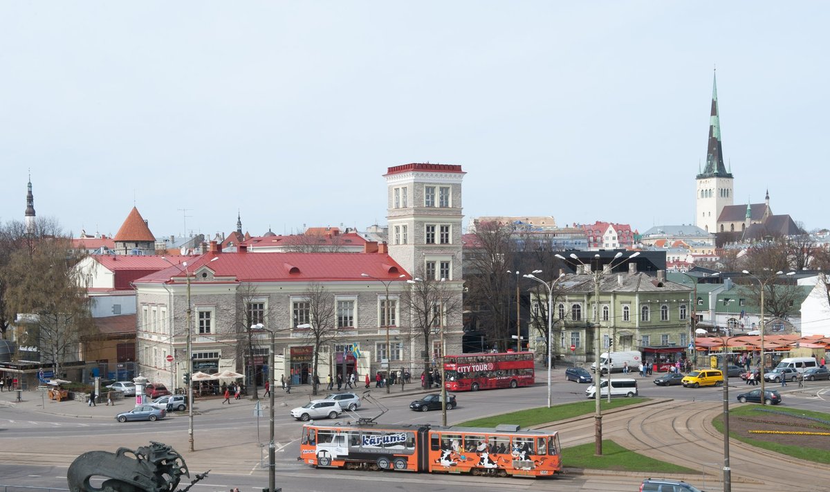 Viru väljak ja taamal Tallinna vanalinn