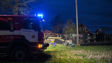 FOTOD | Varahommikul hävis Viljandimaal tulekahjus kõrvalhoone