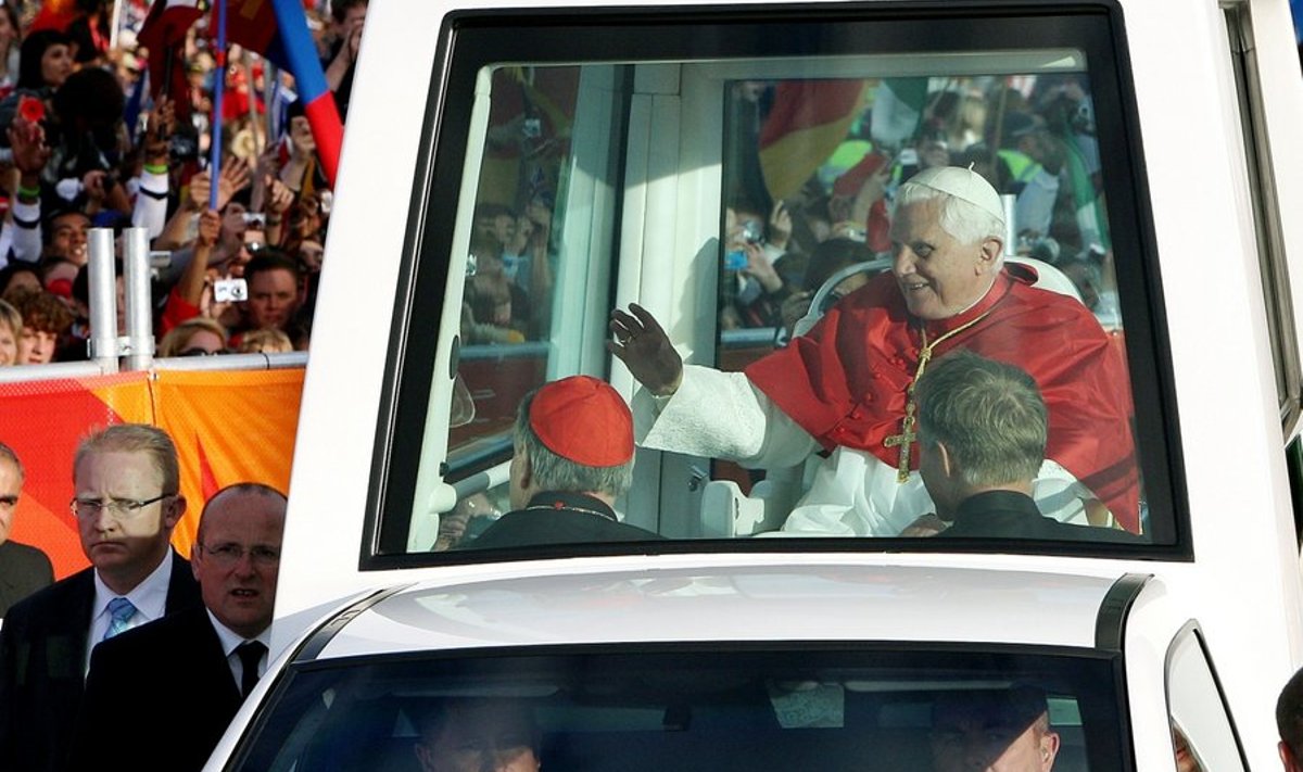 Paavst Benedictus XVI oma papamobilis