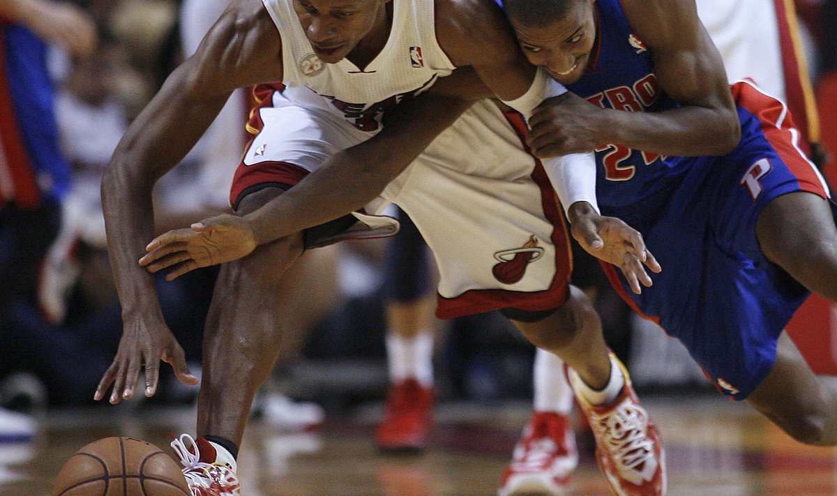 Miami Heat's Ray Allen scrambles against Detroit Pistons' Kim English for a loose ball in the second half of their NBA basketball game in Miami, Florida