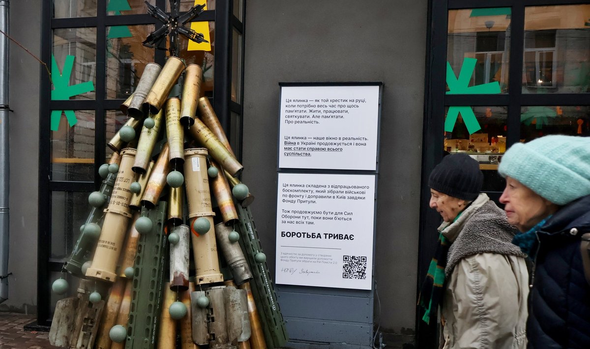 Installatsioon jõulukuusepuust, mis koosneb tulistatud laskemoonast. Foto tehtud 17. detsembril 2023.