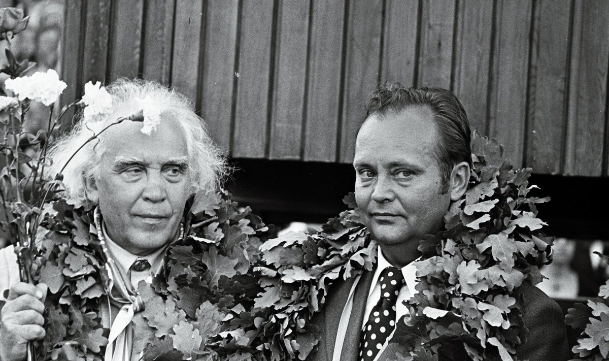 Gustav Ernesaks ning Vaino Väljas (paremal) ENSV XVIII üldlaulu- ja tantsupeol 1975. aastal